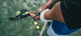 Padelschläger in der Hand: Sporttherapie für Hyperaktivität